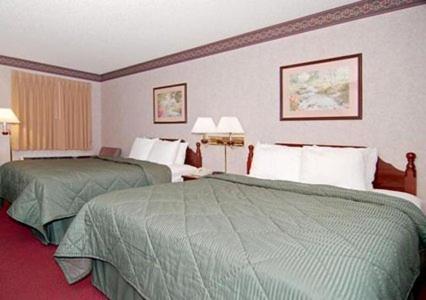 Queen Room with Two Queen Beds - Non-Smoking interior